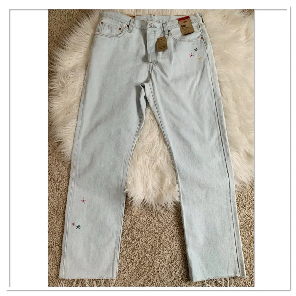 NWT Levi's 501 Light Wash Embroidered Jeans Blue Size 32 - Picture 1 of 15